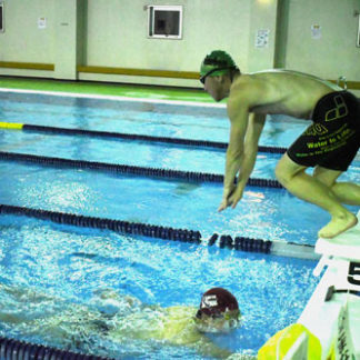 除夜の鐘水泳、愛好家が挑戦(2020-12-22)