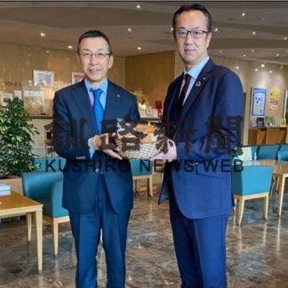 地場産品相互に購入　第一生命保険釧路ブロック　熊本支社と交換物産展(2020-12-17)