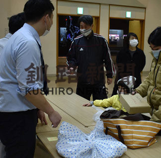 鶴居の共同取組活動でクリスマス用食材販売(2020-12-26)