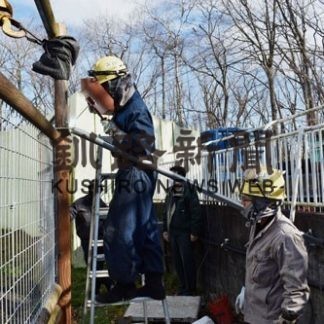 鉄工協会青年部が動物園獣舎を補修(2020-12-02)