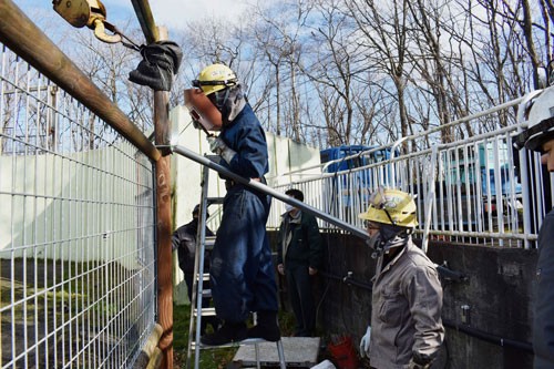 鉄工協会青年部が動物園獣舎を補修(2020-12-02)