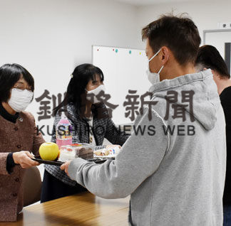 更生保護女性会、慈徳会へケーキなどプレゼント(2020-12-27)