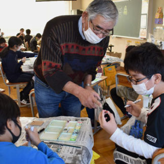 清明小学校で「どんぐりアート」の授業(2020-12-22)