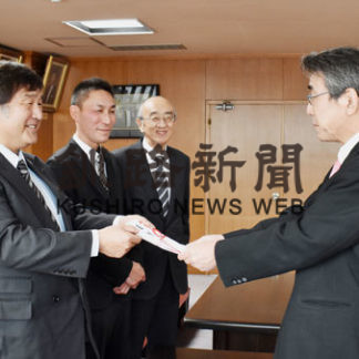 自動車整備振興会、市に児童書６０冊寄贈(2020-12-27)