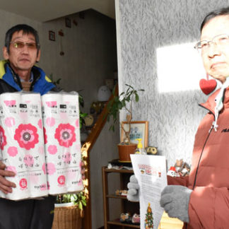 会員にＸマスの贈り物　昭和第三町会トイレットペーパー配布(2020-12-22)