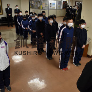 全道大会の健闘誓う、出場のミニバス２チームが釧路市役所訪問(2020-12-19)