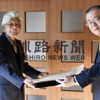 秋の叙勲 根室受賞者の平賀さん、倉谷さんに伝達(2020-12-05)