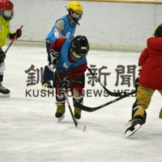 「シュート気持ちいい」小学生らスケートとホッケー教室(2020-12-27)