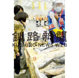 海産物ずらり、あすまで「くしろ物産まつり」(2020-12-12)