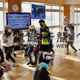 共栄小、英語使って異文化体験(2020-12-06)