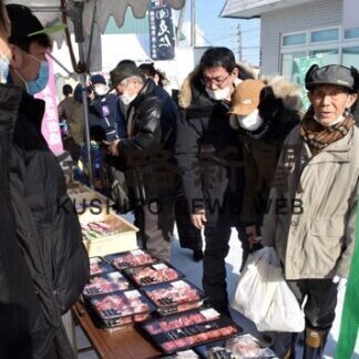 釧根特産品、ＳＬ客に人気　駅前でうまいもん発見市場(2021-01-27)