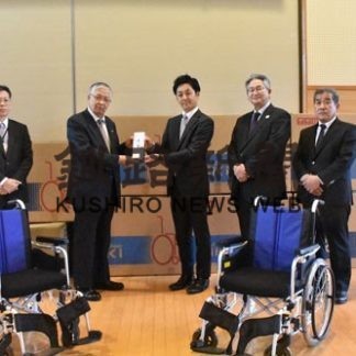 ６０周年の標津建設業協会、車椅子など寄贈(2021-01-06)