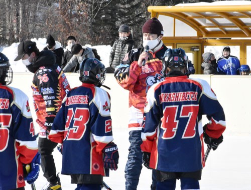 クレインズ選手、中標津の小学生大会で交流(2021-01-25)