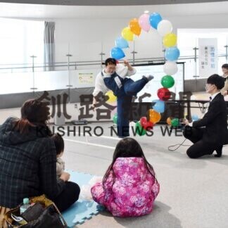 釧教大学生がサイエンスショー、親子ら楽しむ(2021-01-25)