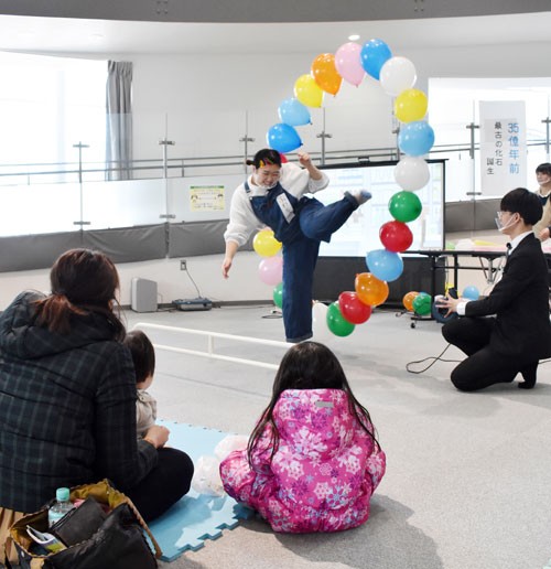 釧教大学生がサイエンスショー、親子ら楽しむ(2021-01-25)