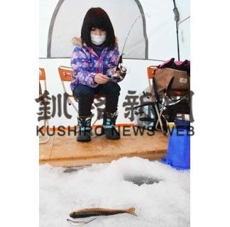 ワカサギ「大物釣れた」、あいすランド阿寒開幕(2021-01-10)