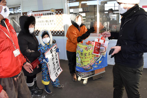 花咲線100年、根室駅で利用者に元旦限定「お年賀」(2021-01-03)