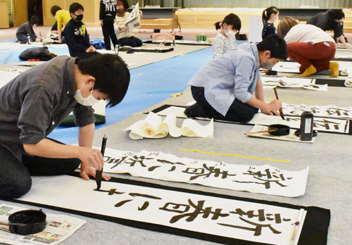 筆遣い 真剣に、丁寧に 幼児ら新春書き初め大会 標津(2021-01-13)