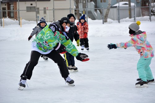 スケートの先生はクレインズ選手 小学校で出前授業スタート(2021-01-29)