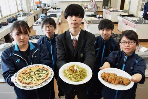 地元食材で3品考案 白糠高生、商品化目指し試作(2021-01-29)