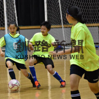 サッカー女子、久々プレー　釧路でフェス(2021-01-21)