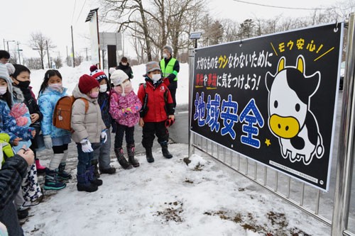 「交通ルールを守って」 茶内駐在所前に啓発看板(2021-01-29)