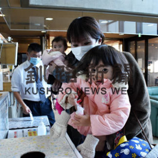 赤いベレーでくじ付き福餅引き(2021-01-03)