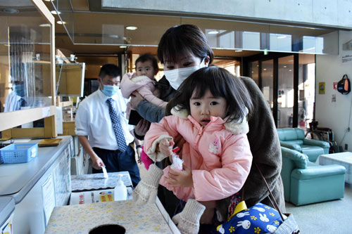 赤いベレーでくじ付き福餅引き(2021-01-03)