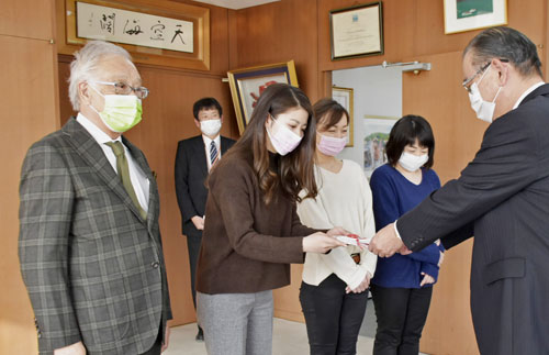 医療法人「あしかびの会」が小児用マスクを市に寄贈(2021-01-12)