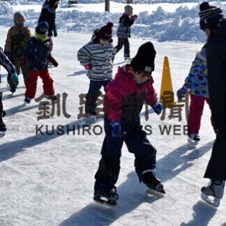 庶路学園児童がスケート学習(2021-01-20)