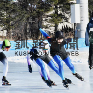 中標津スピードスケート大会　児童ら１１５人が氷上で競う(2021-01-12)