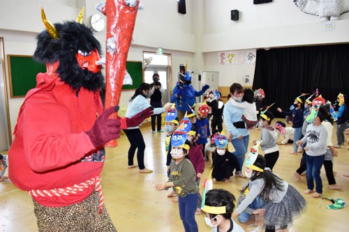 園児元気に「鬼退治」 愛国フレンドようちえん豆まき会(2021-01-29)