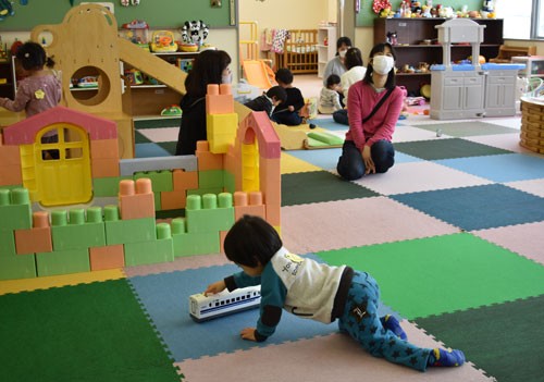 おもちゃライブラリー新年初日 親子ら笑顔(2021-01-14)