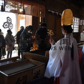 鳥取、厳島神社　初詣でにぎわう_1(2021-01-03)