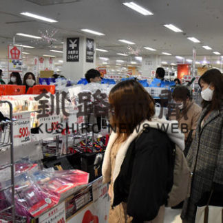 福袋変わらぬ人気　イオン釧路店、初売り活気(2021-01-03)