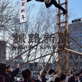 伝統妙技 惜しみない拍手　釧路若鳶会が市役所前で披露(2021-01-05)