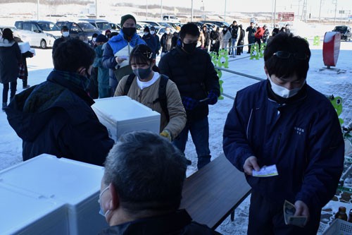 買い物客「福袋」に行列(2021-01-10)