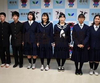 中学生が役場で全道大会出場報告(2021-01-07)