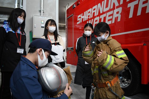 煙体験や防火服試着、消防に理解深める(2021-02-24)