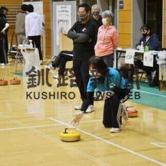 フロアカーリング親善大会、技や戦略競い熱戦(2021-02-22)