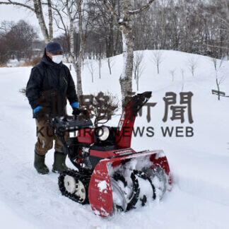 畠山さんが柳町公園散歩道をボランティアで除雪(2021-02-08)