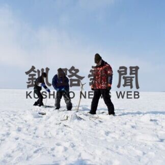 氷下待ち網漁、間近で体験　そりツアー、予約で半額に　別海・野付湾_2(2021-02-09)