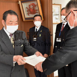 小林さん、米寿記念し市に写真集寄贈(2021-02-18)