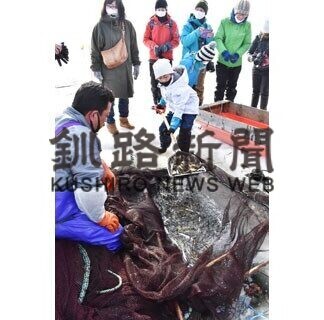 氷下待ち網漁、間近で体験　そりツアー、予約で半額に　別海・野付湾(2021-02-09)