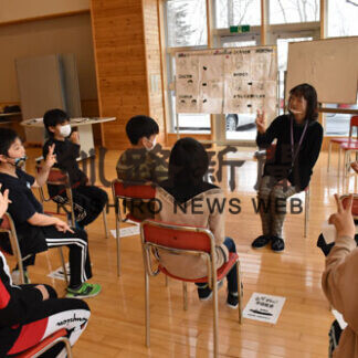 手話の使い方分かったよ　湖畔小で聴力障害者協会など出前授業(2021-02-02)