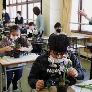 生け花で自然愛でる　成央小で「花育」(2021-02-10)