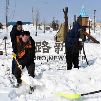 イルミ最終日前に会場の除雪作業　商工会青年部(2021-02-14)
