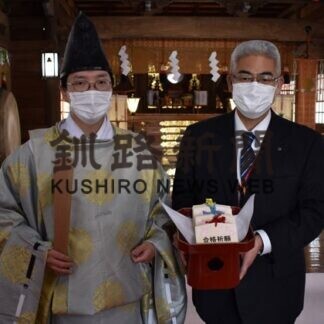 合格記念絵馬を奉納　釧路鶴ケ岱郵便局(2021-02-18)