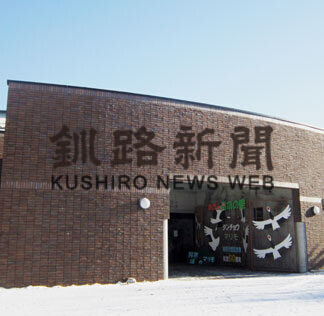 銀世界に舞うタンチョウ　阿寒国際ツルセンター_4(2021-02-06)