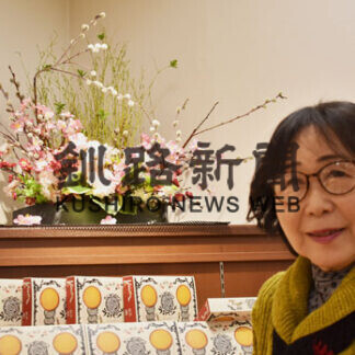 アレンジフラワー、柳月来店客に和み(2021-03-12)